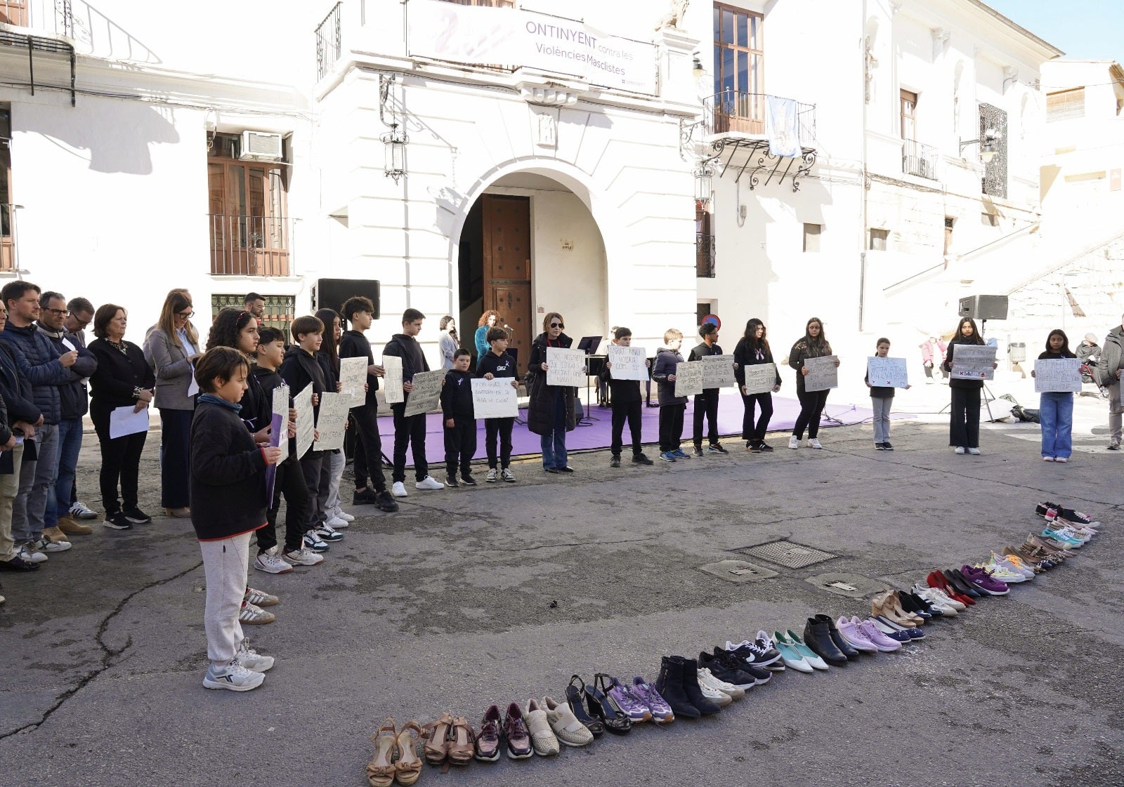 Performance realizada por el alumando del colegio Vicent Gironés.