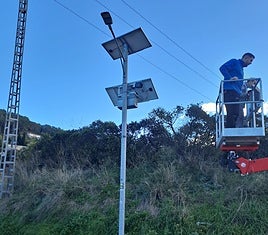 Instalación de las cámaras de videovigilancia en los accesos del Carraixet.