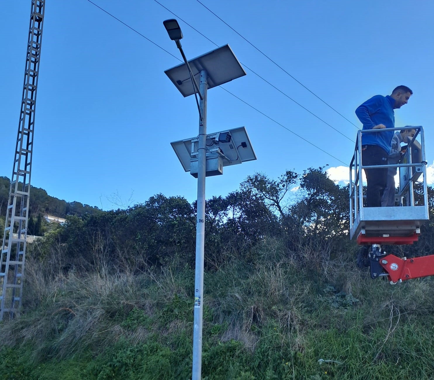 Instalación de las cámaras de videovigilancia en los accesos del Carraixet.