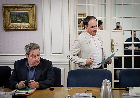Pérez Llorca llega a una Junta de Síndics para sentarse junto al síndic de Vox, José María Llanos.