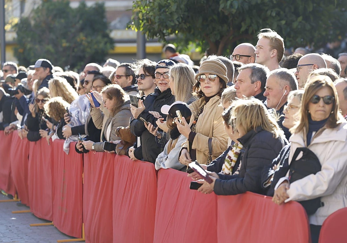 Público en el exterior que espera la llegada del Rey.