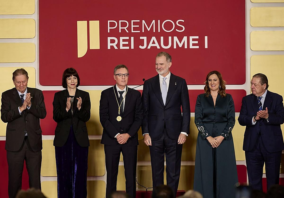 Los premiados con el Rey y autoridades.