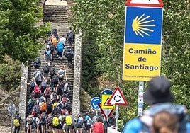 Un grupo de peregrinos en una etapa del Camino de Santiago, en Portomarín