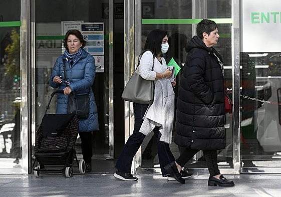Varias mujeres en la puerta de un hospital.