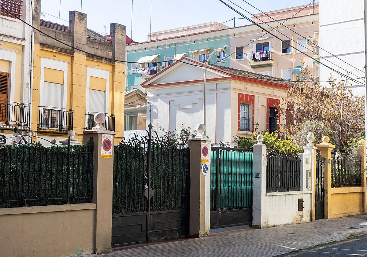 Imagen principal - La calle de Valencia que es barrio, pueblo y también ciudad