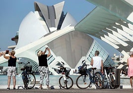 Un grupo de turistas fotografía la Ciudad de las Artes y las Ciencias.
