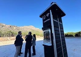Modelo de estación meteorológica, en la visita a la empresa.