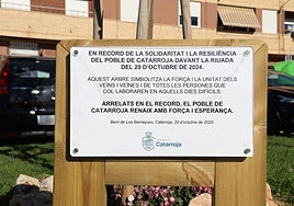 Placa conmemorativa colocada en el parque.