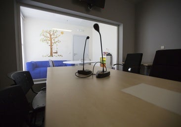 Arrestan a una pareja por las agresiones sexuales a la hija de seis años de ella