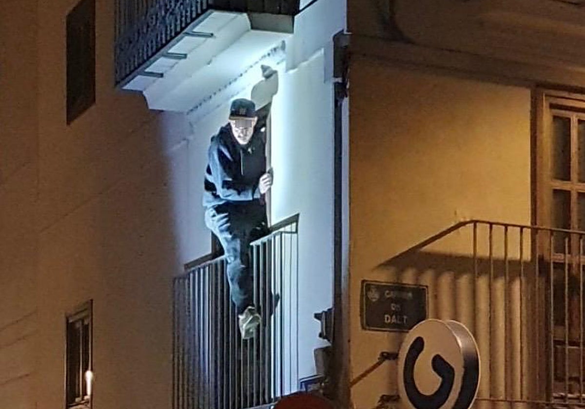 Uno de los ladrones cuando bajaba por la fachada.