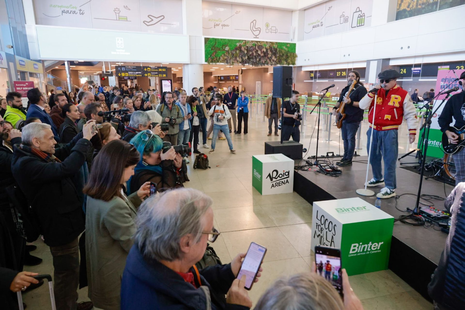 Fotos de la actuación de Seguridad Social en el aeropuerto de Manises