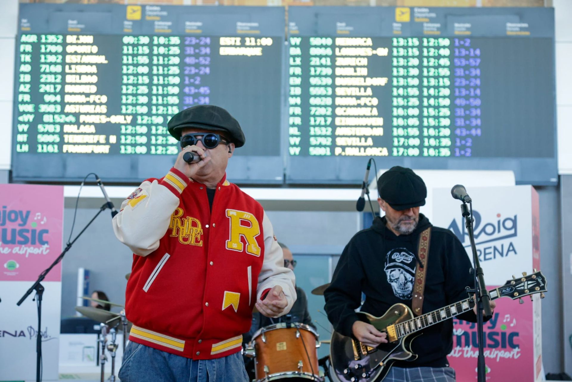 Fotos de la actuación de Seguridad Social en el aeropuerto de Manises