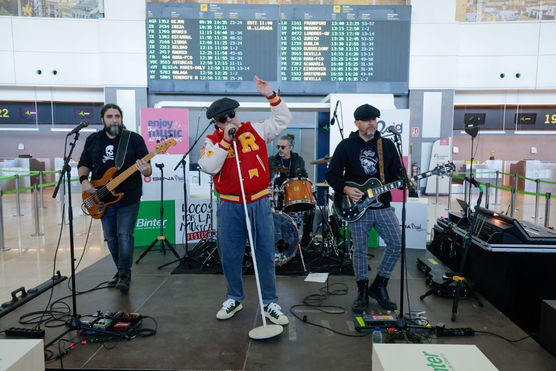Fotos de la actuación de Seguridad Social en el aeropuerto de Manises