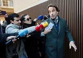 Cuenca, rodeado de periodistas a su llegada a los juzgados de Catarroja.