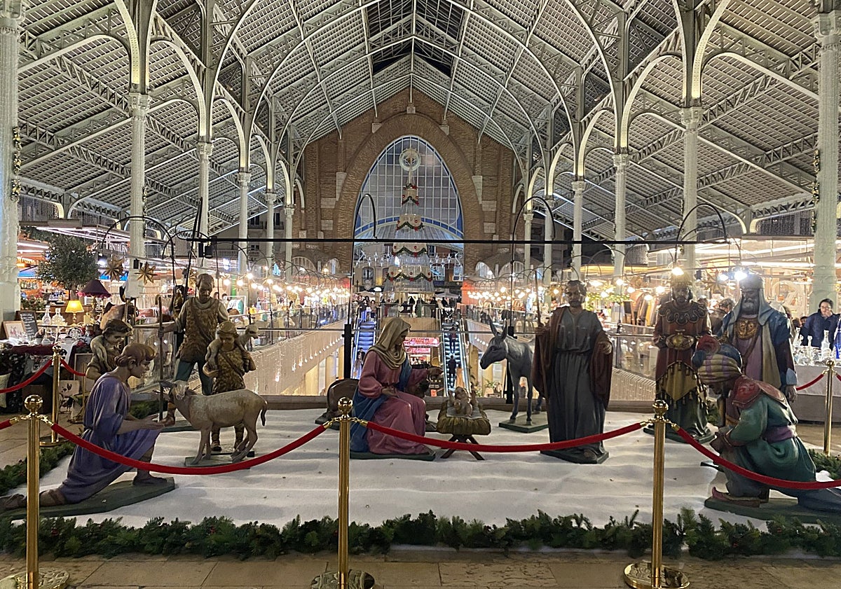 Imagen principal - Belén, paradas y árbol de Navidad, en el Mercado de Colón.