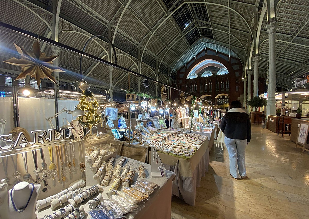 Imagen secundaria 1 - Belén, paradas y árbol de Navidad, en el Mercado de Colón.