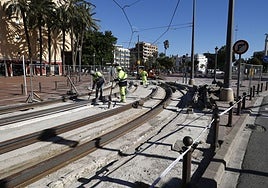 Cambio de viales en el tranvía de Valencia, a la altura de Francisco Cubells.