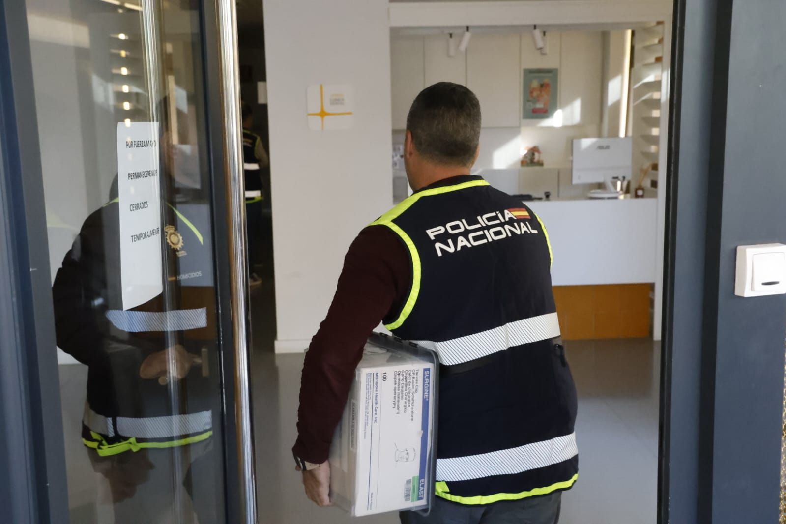 Fotos: la Policía registra y precinta la clínica dental de Alzira donde anestesiaron a la niña fallecida