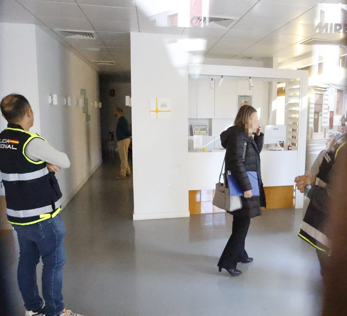 Fotos: la Policía registra y precinta la clínica dental de Alzira donde anestesiaron a la niña fallecida