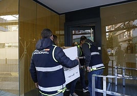 Un policía entra en la clínica con una caja.