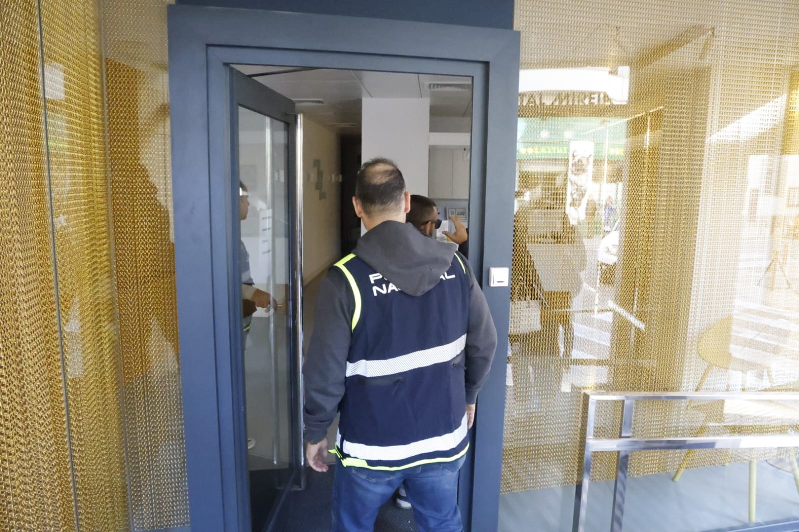 Fotos: la Policía registra y precinta la clínica dental de Alzira donde anestesiaron a la niña fallecida