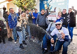 Varios ganadores celebran un premio de lotería, en una imagen de archivo.