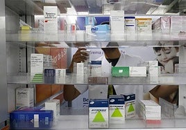 Un farmacéutico escoge un medicamento en una imagen de archivo.