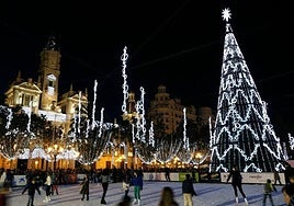 Gente patinando en la pista de hielo de Valencia.