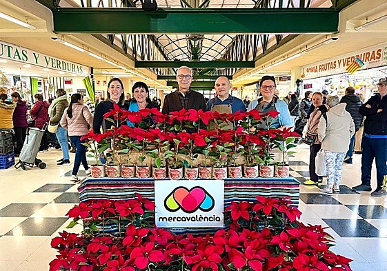 El concejal de Comercio, Santiago Ballester, en el Mercado de Castilla.