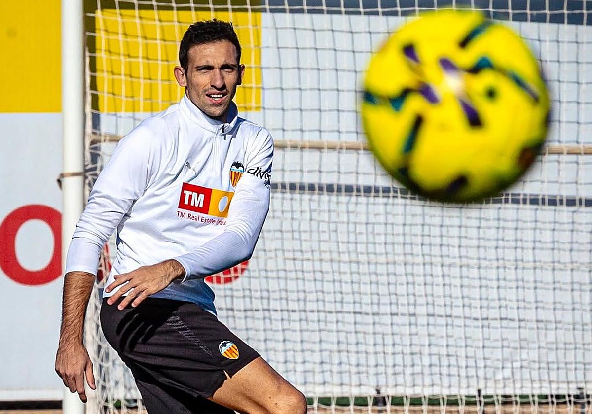 César Tárrega, en un entrenamiento con el Valencia.