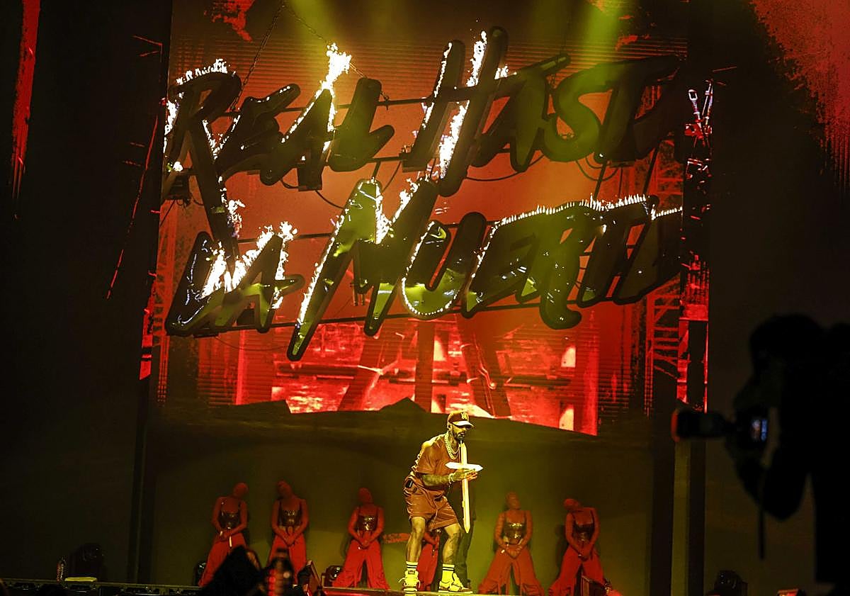 Imagen principal - Anuel AA pone a vibrar el Roig Arena en Valencia. 