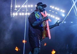 Anuel AA durante el concierto en Valencia, este jueves.