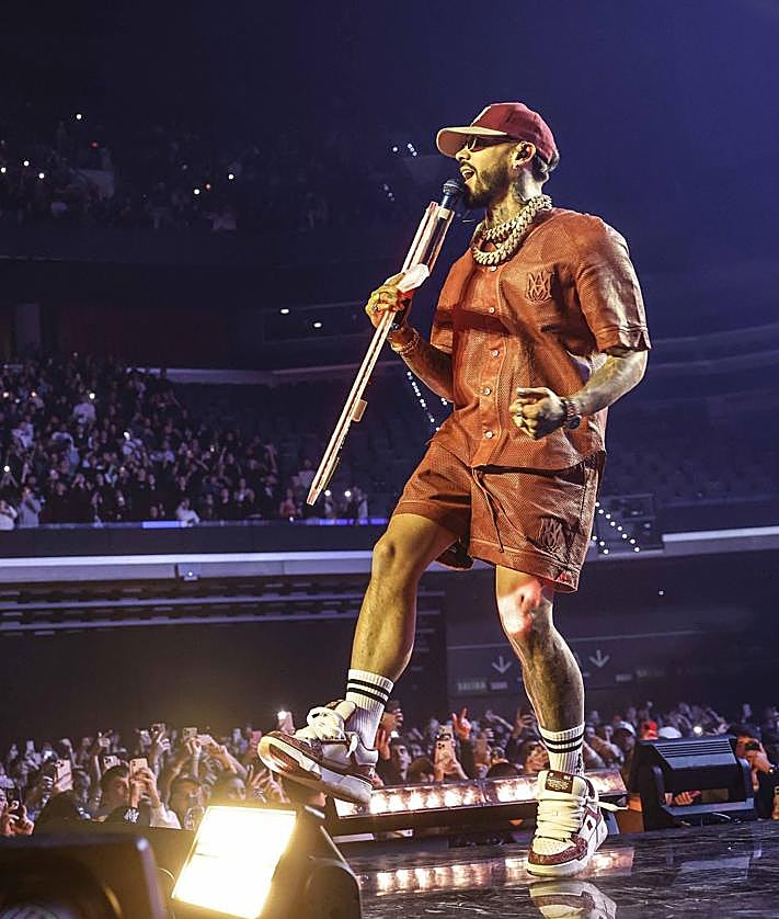 Imagen secundaria 2 - Anuel AA pone a vibrar el Roig Arena en Valencia. 