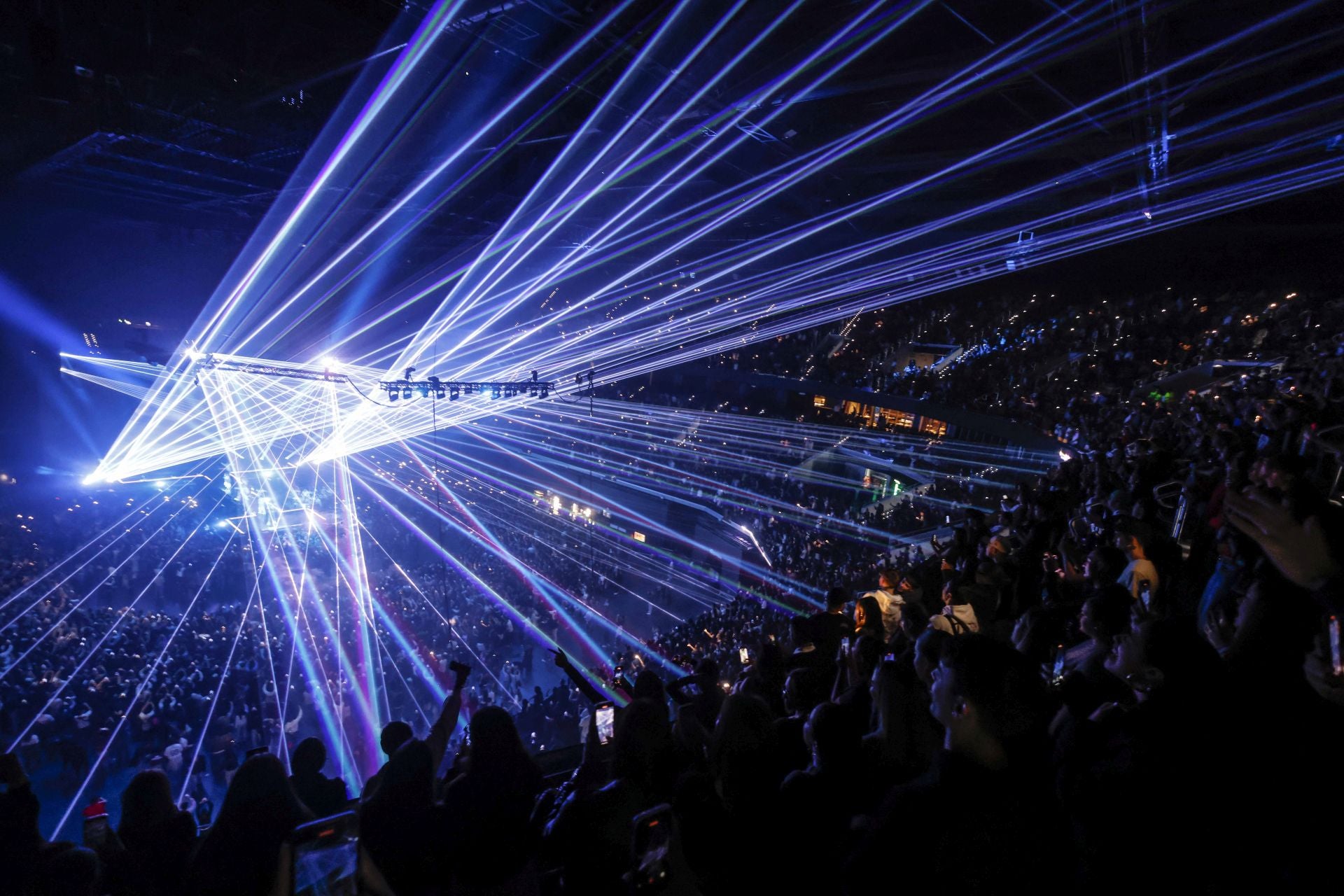 Imagen secundaria 1 - Anuel AA pone a vibrar el Roig Arena en Valencia. 