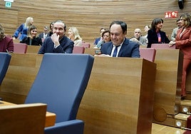 Pérez Llorca al inicio del debate, con el escaño vacío de Mazón delante de él.