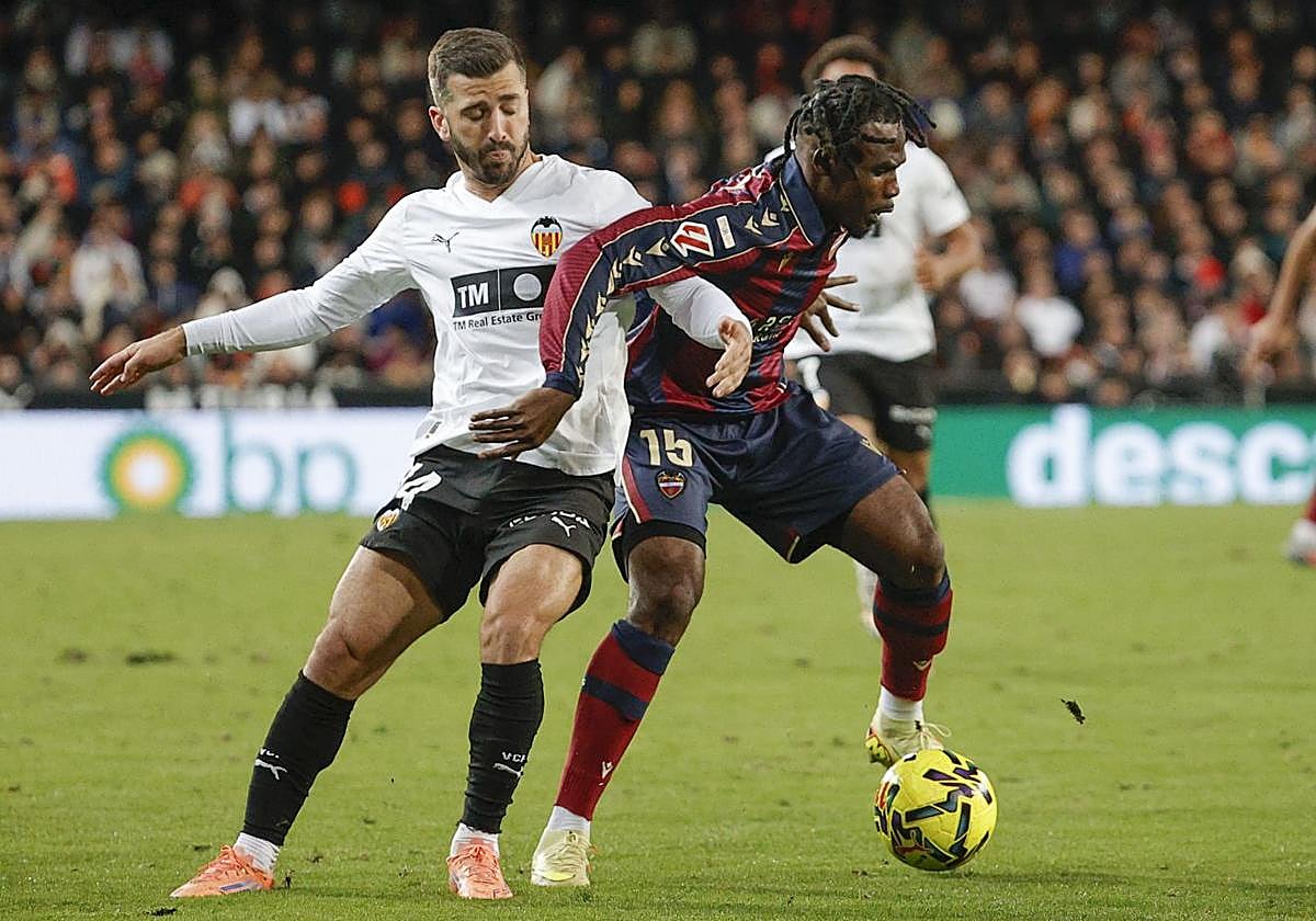 José Luis Gayà, en Mestalla durante el derbi ante el Levante.