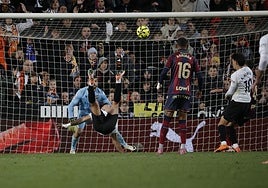 Hugo Duro, marcando de chilena en Mestalla en el derbi ante el Levante.