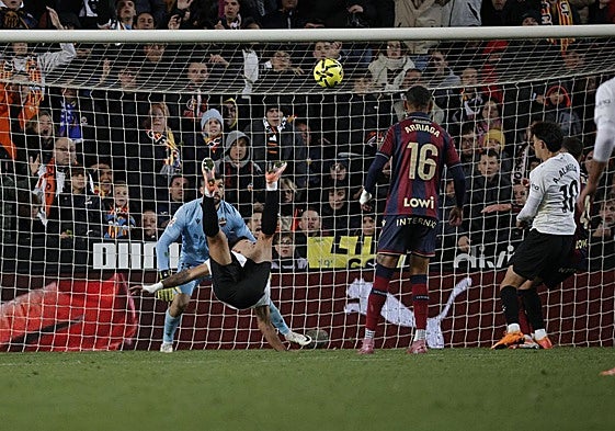 Hugo Duro, marcando de chilena en Mestalla en el derbi ante el Levante.