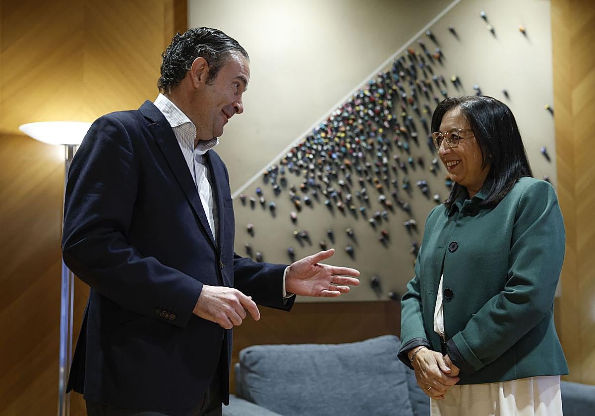 Pastor, con la presidenta de Les Corts, en una imagen de archivo.