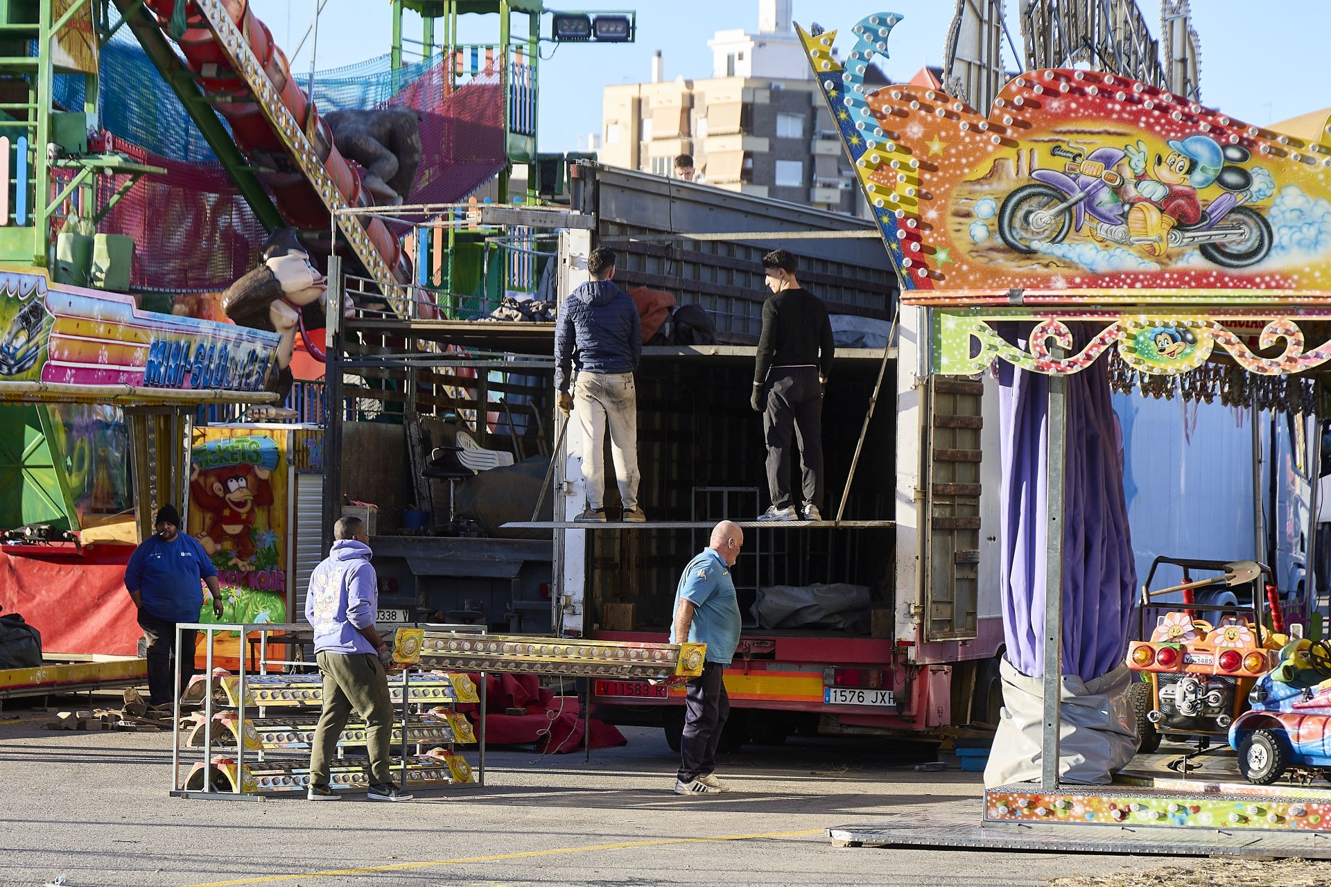 FOTOS | Comienza el montaje de la Feria de Atracciones de Navidad de Valencia
