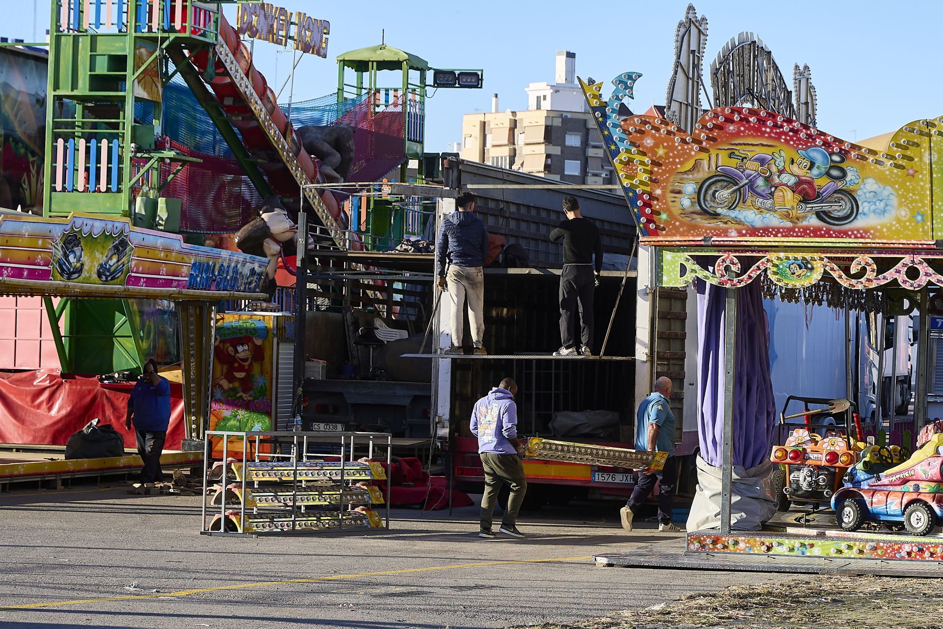 FOTOS | Comienza el montaje de la Feria de Atracciones de Navidad de Valencia