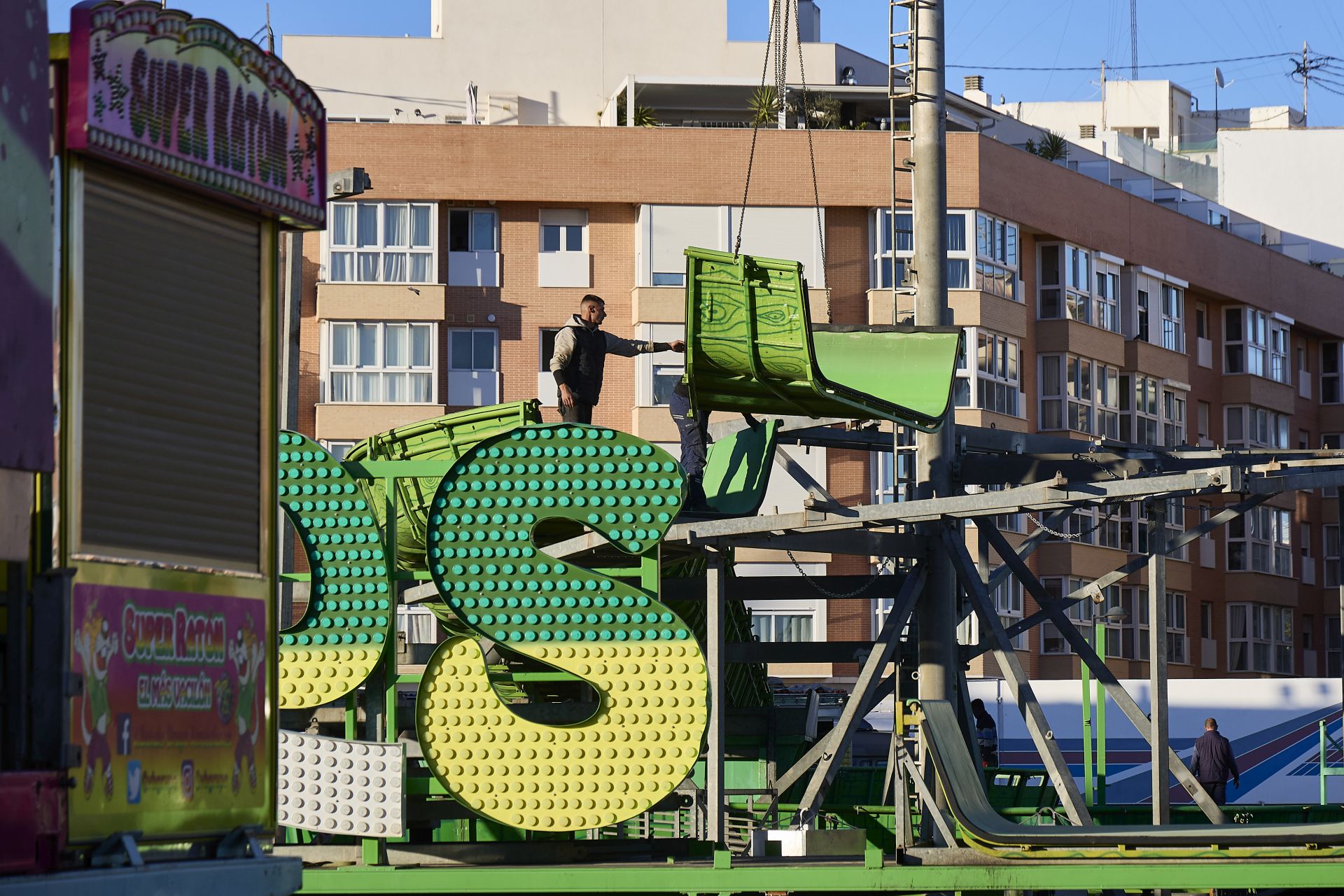 FOTOS | Comienza el montaje de la Feria de Atracciones de Navidad de Valencia