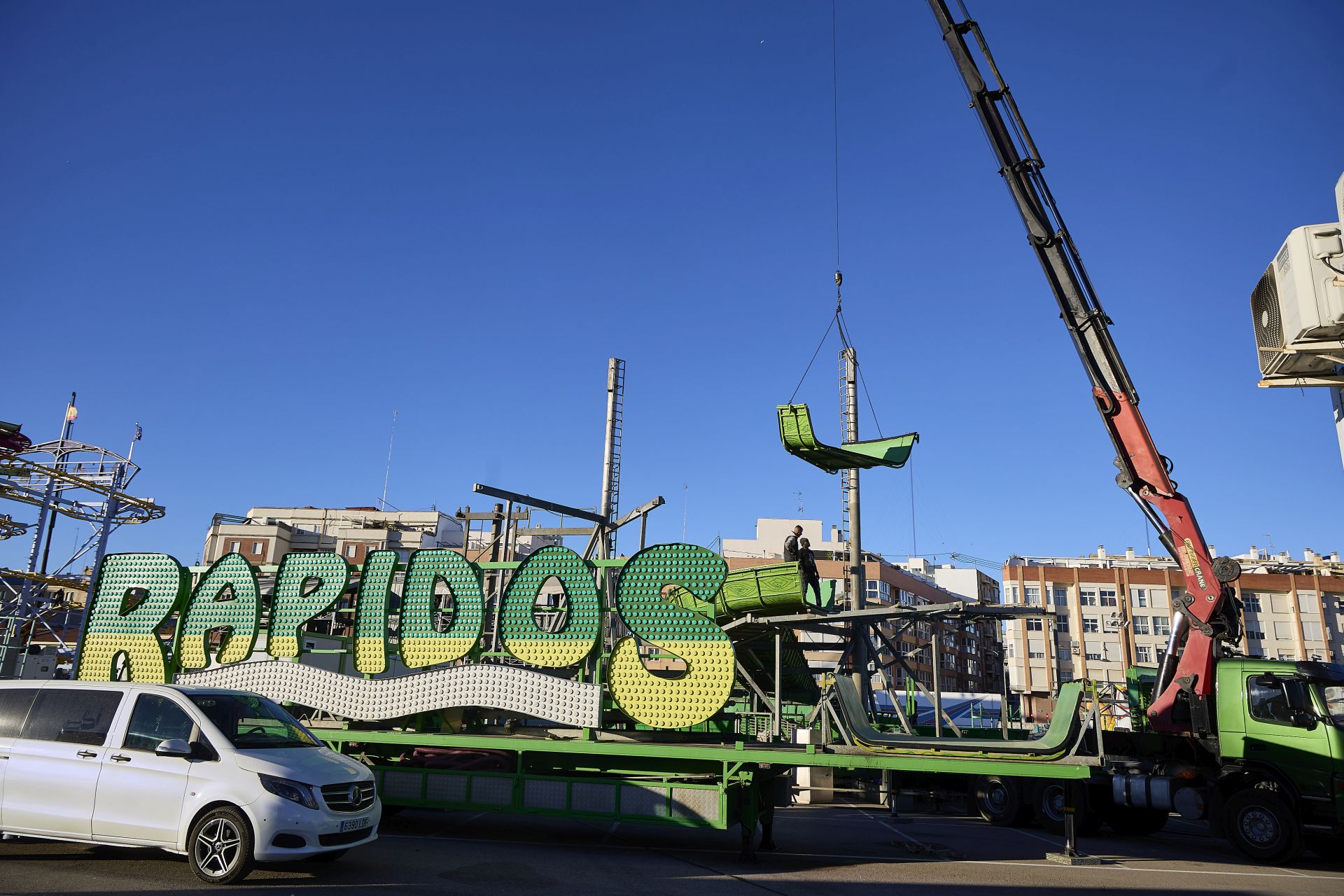 FOTOS | Comienza el montaje de la Feria de Atracciones de Navidad de Valencia