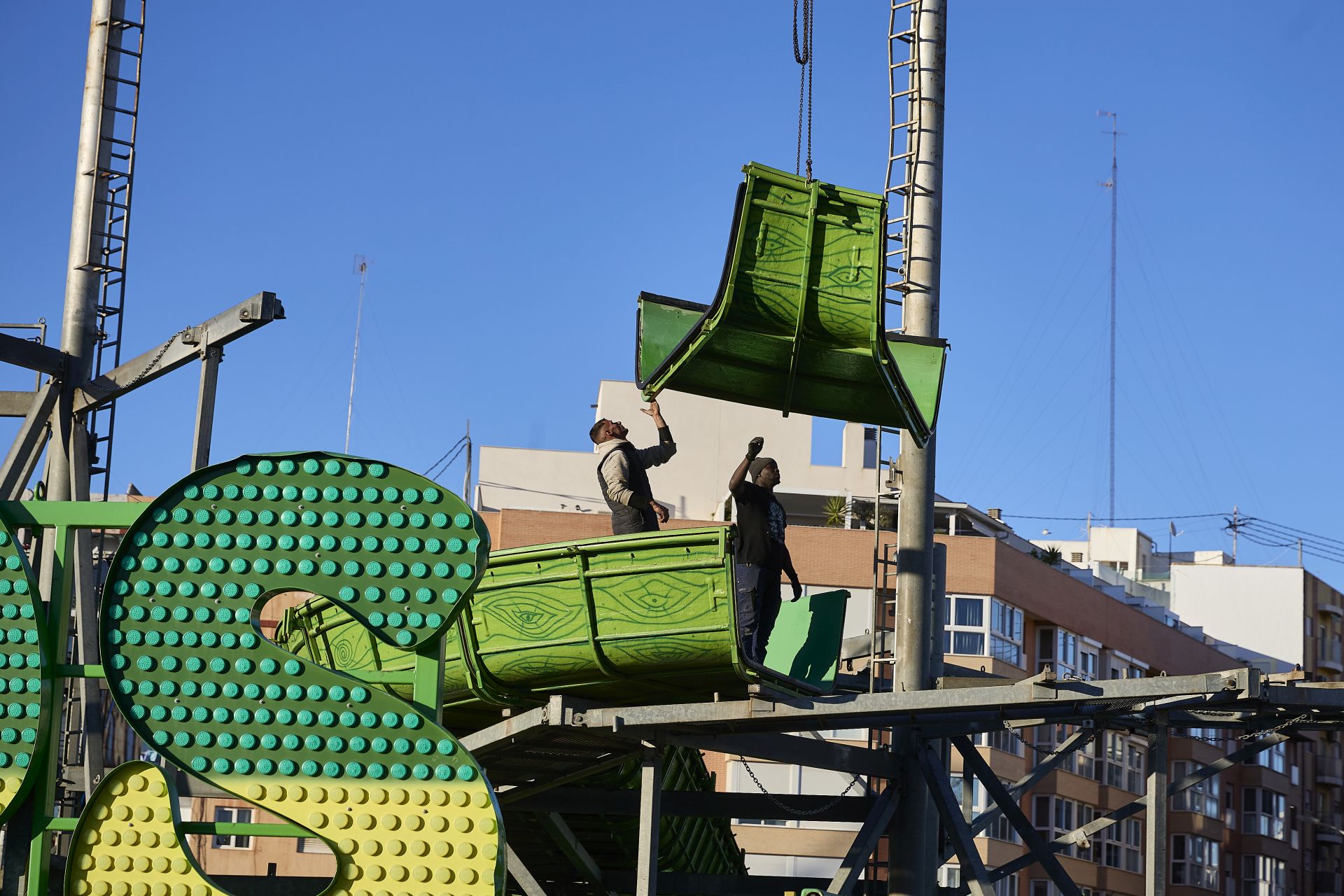 FOTOS | Comienza el montaje de la Feria de Atracciones de Navidad de Valencia
