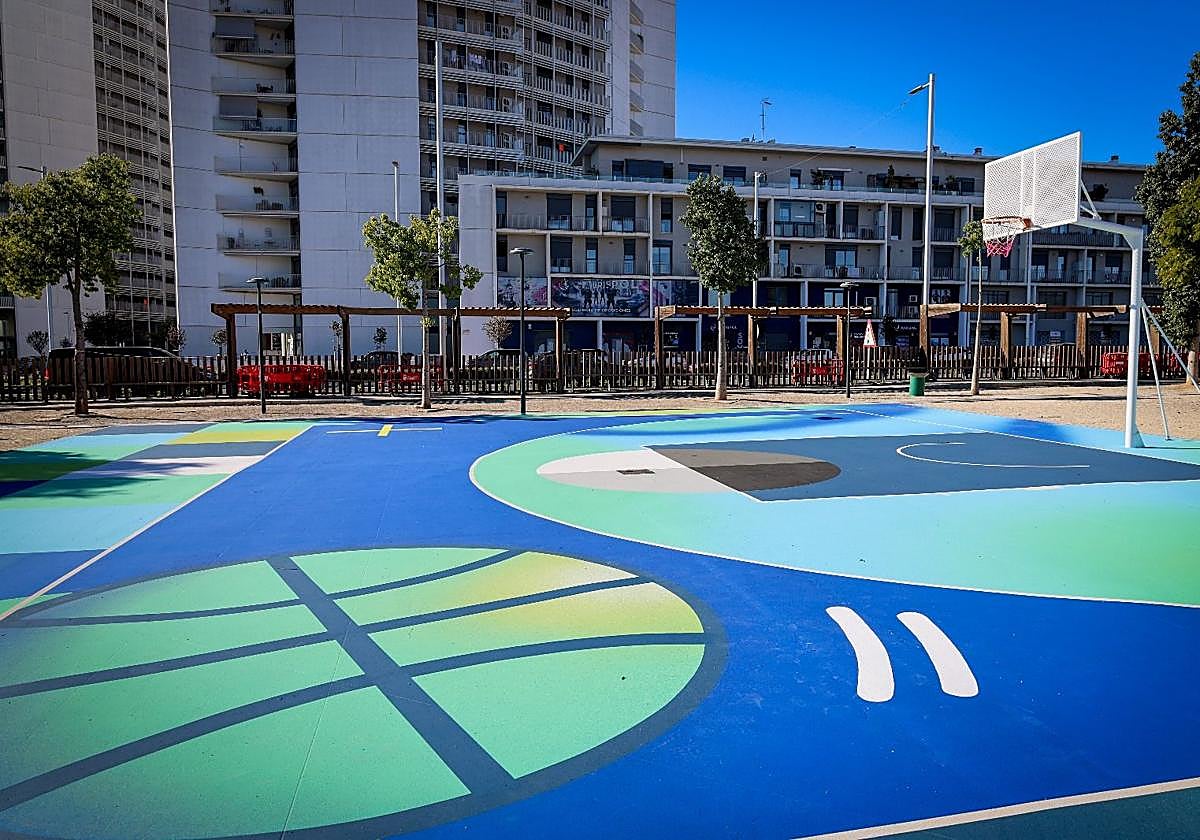 Una de las canchas repintadas.