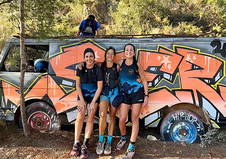 Atletas posan frente a una furgoneta decorada