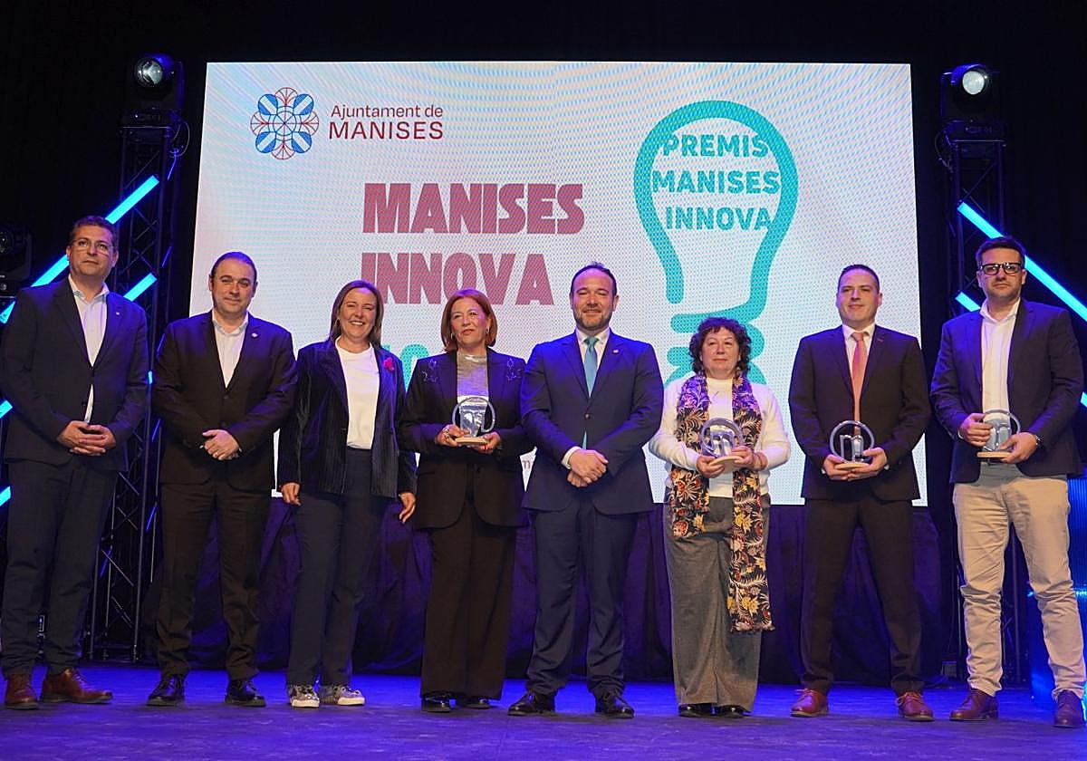 Foto de familia de los premiados con el alcalde de Manises, Javier Mansilla.