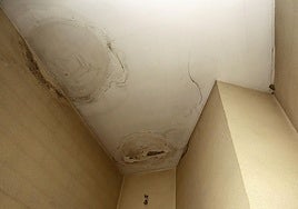 Humedades en el techo, imagen de archivo.