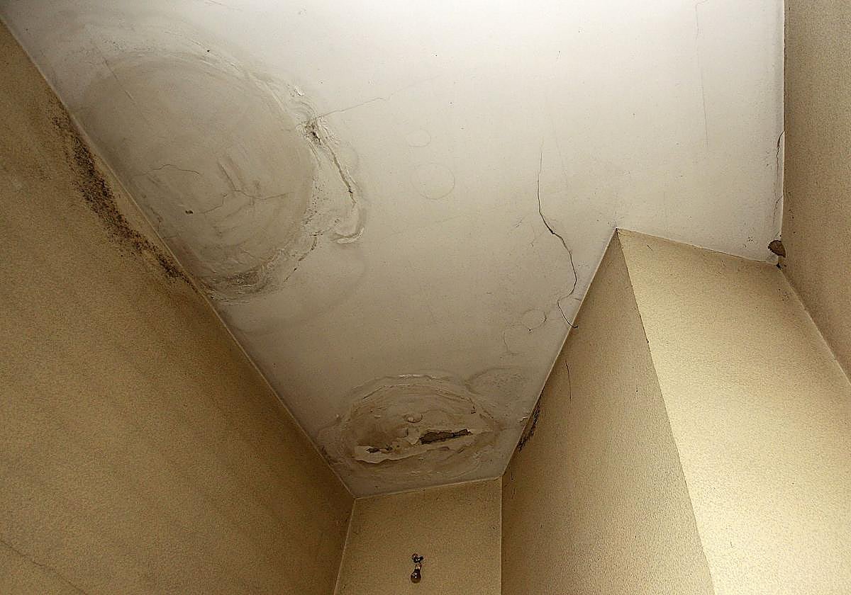 Humedades en el techo, imagen de archivo.