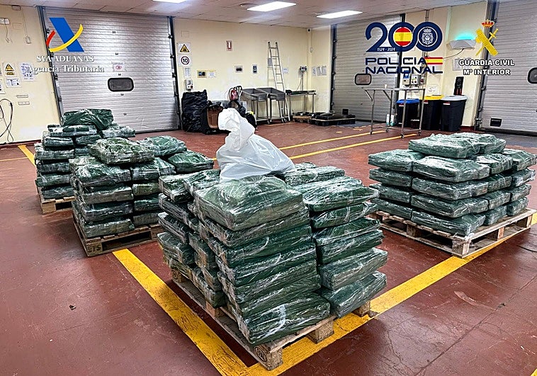 Las dos toneladas de cocaína intervenidas en una nave de Mercavalencia.